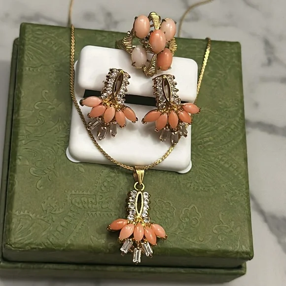 Coral and gold Jewelry Set - Picture 3 of 10